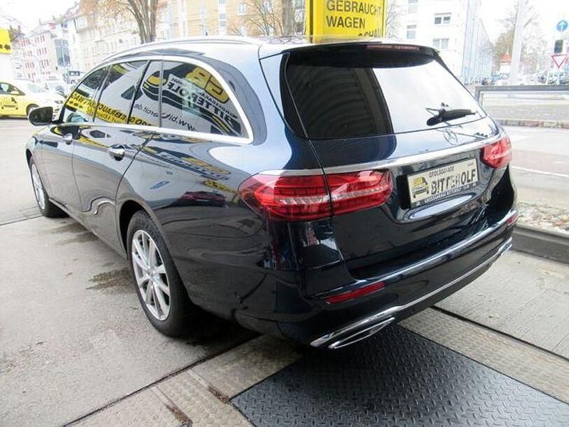 Gebraucht Mercedes E220 Avantgarde 220 PS (161 kW) 2022 Blau Limousine