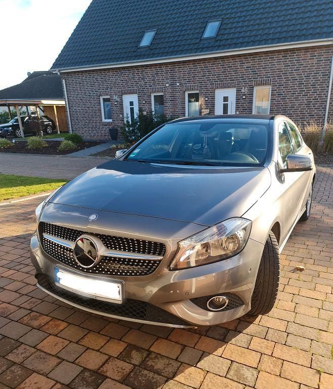 Grau Gebraucht 2014 Mercedes A180 Urban Limousine | 10.999 € (Superpreis) - Bild 1/4