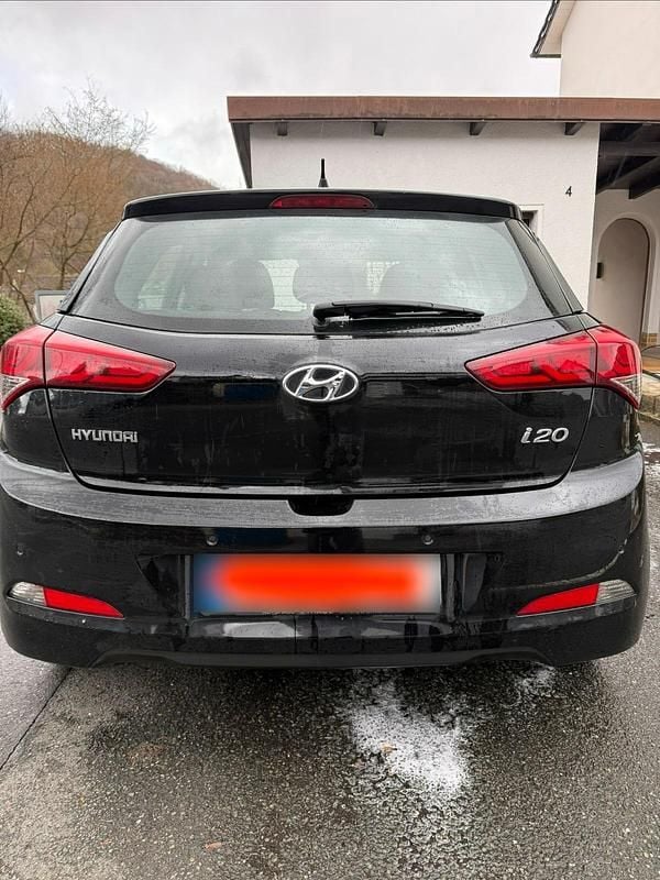 Gebraucht Hyundai i20 84 PS (61 kW) 2015 Schwarz Kleinwagen