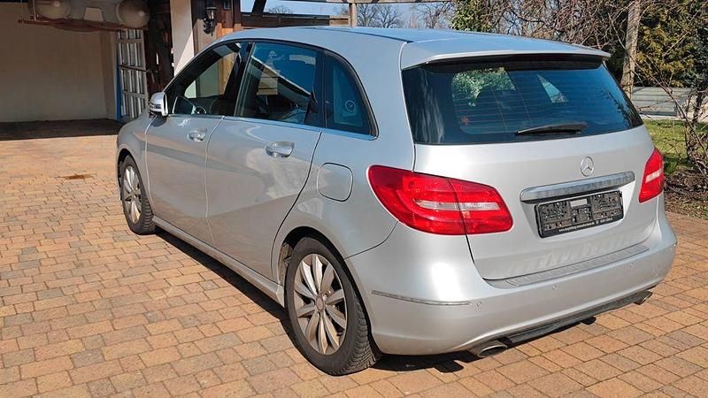 Gebraucht Mercedes B200 156 PS (114 kW) 2013 Silber Van / Kleinbus