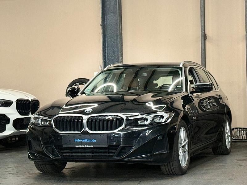 Schwarz Gebraucht 2022 BMW 320e Sport Line Kombi | 20.900 € (Guter Preis) - Bild 1/4