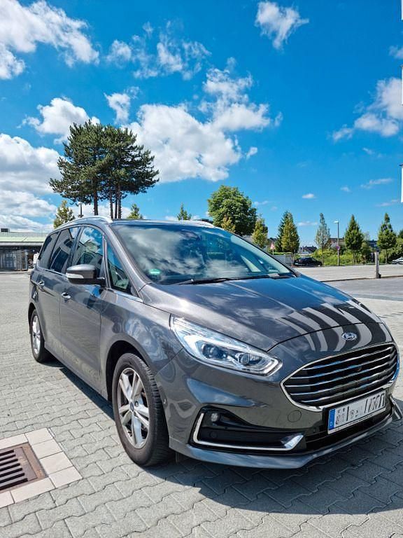 Grau Gebraucht 2020 Ford Galaxy Titanium Van / Kleinbus | 29.700 € (Fairer Preis) - Bild 1/4