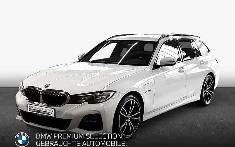 Weiß Gebraucht 2022 BMW 320e M Sport Kombi | 28.490 € (Guter Preis) - Bild 1/4