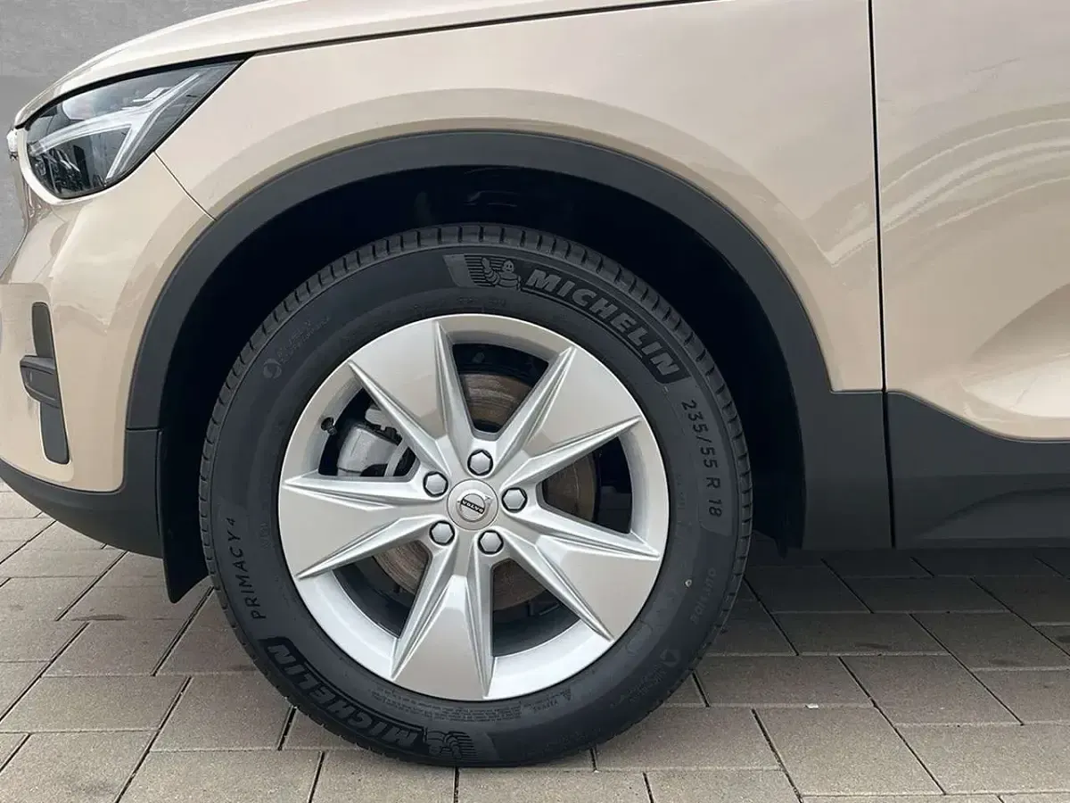 Nowe Volvo XC40 Core 163 KM (119 kW) 2025 Brązowy SUV
