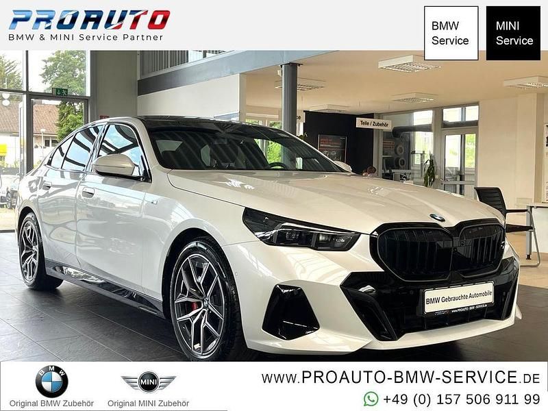 Mineralweiss Gebraucht 2024 BMW 520 M Sport Limousine | 59.900 € (Teuer) - Bild 1/4