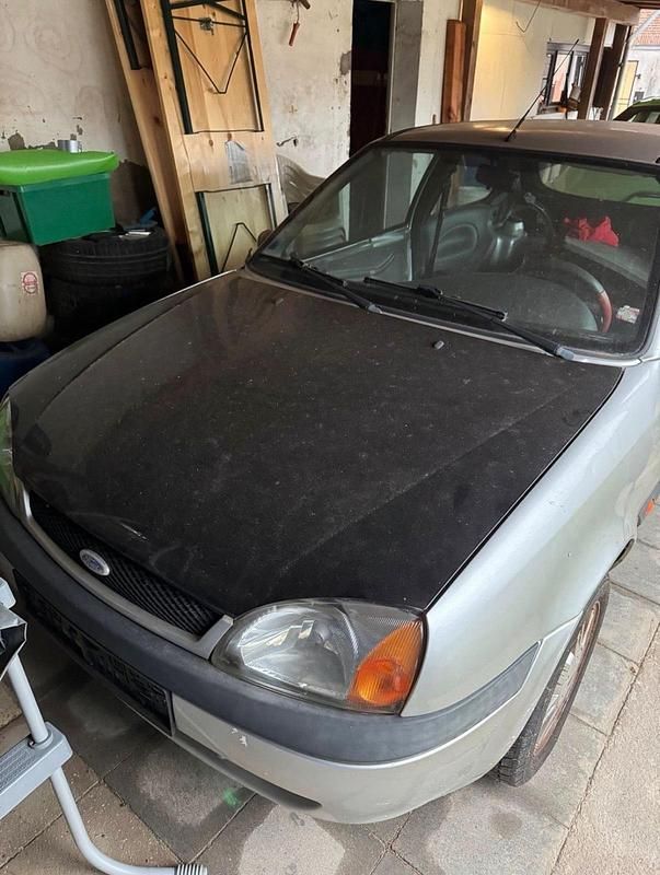 Silber Gebraucht 2002 Ford Fiesta Kleinwagen | 450 € (Superpreis) - Bild 1/3