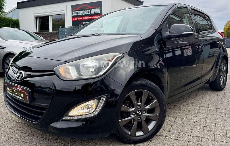 Schwarz Gebraucht 2015 Hyundai i20 Classic Limousine | 5.999 € (Fairer Preis) - Bild 1/4