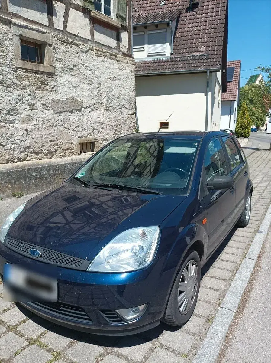 Używany Ford Fiesta Ambiente 101 KM (74 kW) 2003 Niebieski Hatchback