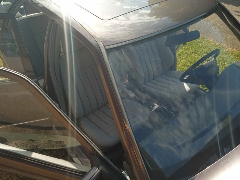Braun Gebraucht 1995 Mercedes 200 Limousine | 5.900 € - Bild 1/4