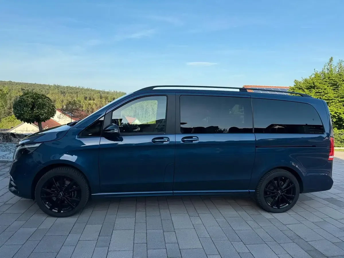 Gebraucht Mercedes V300 AMG 237 PS (174 kW) 2023 Blau Van / Kleinbus