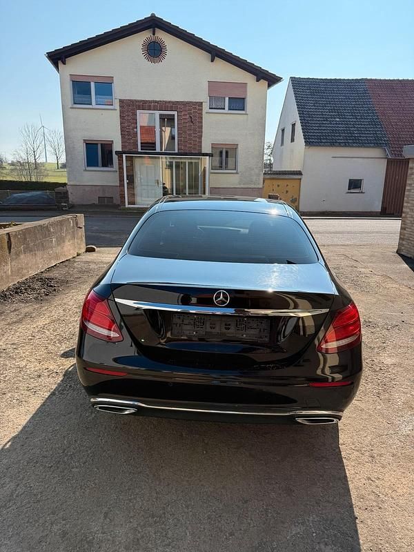 Gebraucht Mercedes E220 194 PS (142 kW) 2016 Schwarz Limousine