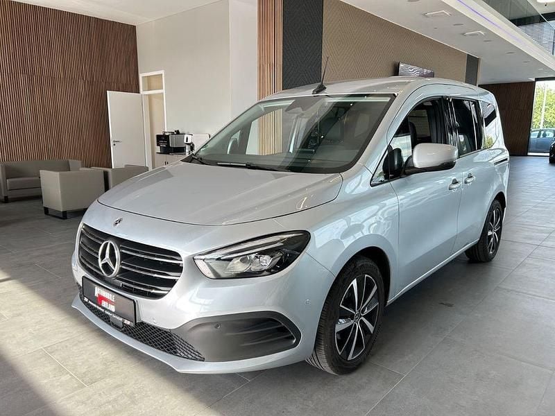Silber Gebraucht 2022 Mercedes T180 Edition Van / Kleinbus | 24.900 € (Fairer Preis) - Bild 1/4