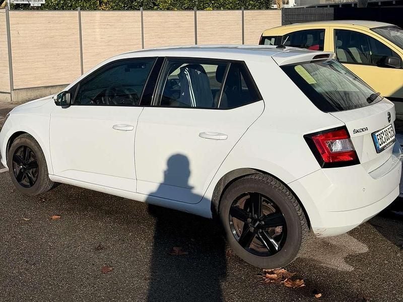 Weiß Gebraucht 2015 Skoda Fabia Cool Edition Kleinwagen | 5.500 € (Guter Preis) - Bild 1/4