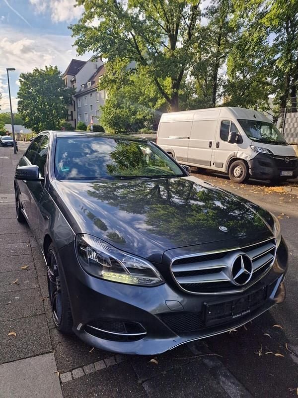 Blau Gebraucht 2014 Mercedes E200 Limousine | 9.500 € (Superpreis) - Bild 1/4