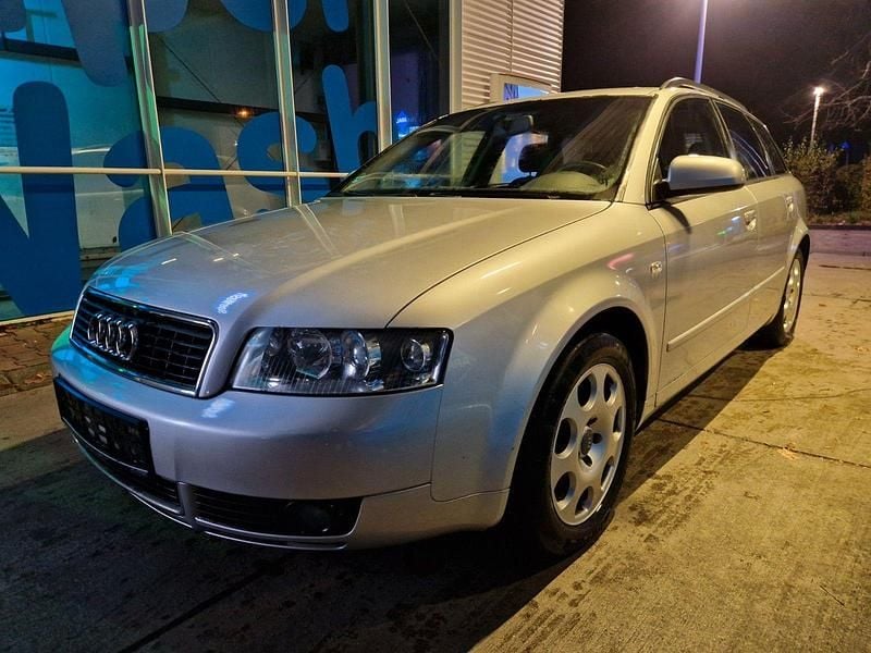 Grau Gebraucht 2004 Audi A4 Kombi | 990 € (Superpreis) - Bild 1/4
