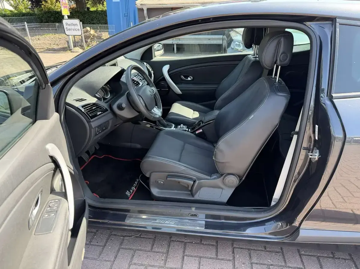 Gebraucht Renault Mégane Coupé Bose Edition 131 PS (96 kW) 2011 Grau eclipse Coupé