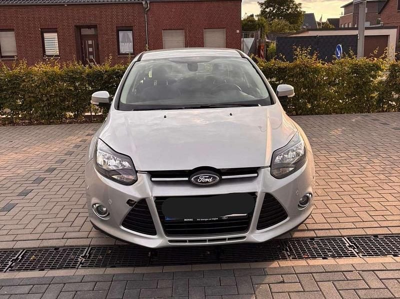 Silber Gebraucht 2011 Ford Focus Titanium Limousine | 4.200 € (Fairer Preis) - Bild 1/4