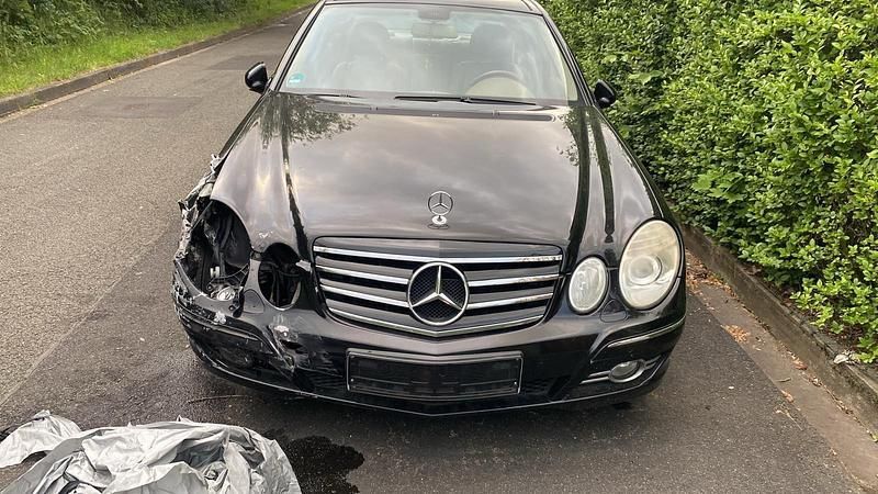 Schwarz Gebraucht 2006 Mercedes E280 Limousine | 2.999 € - Bild 1/4