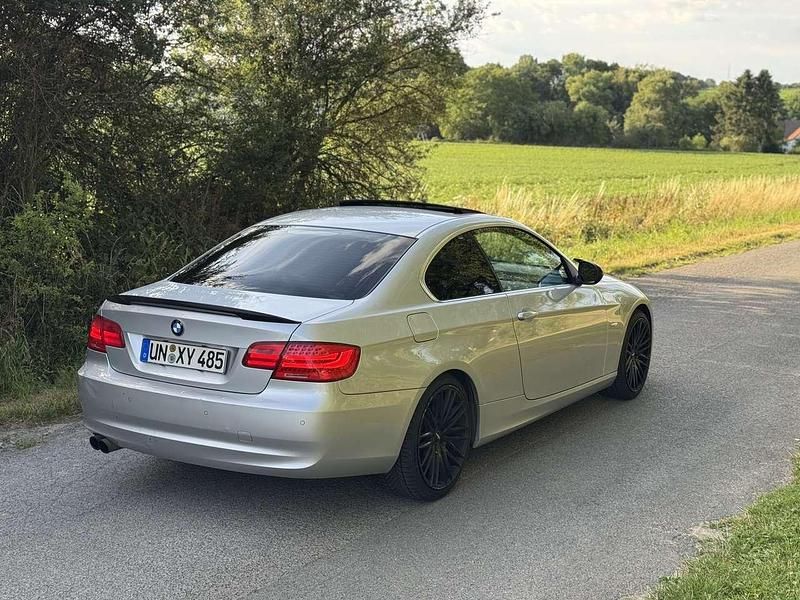 Gebraucht BMW 330 245 PS (180 kW) 2011 Silber Coupé
