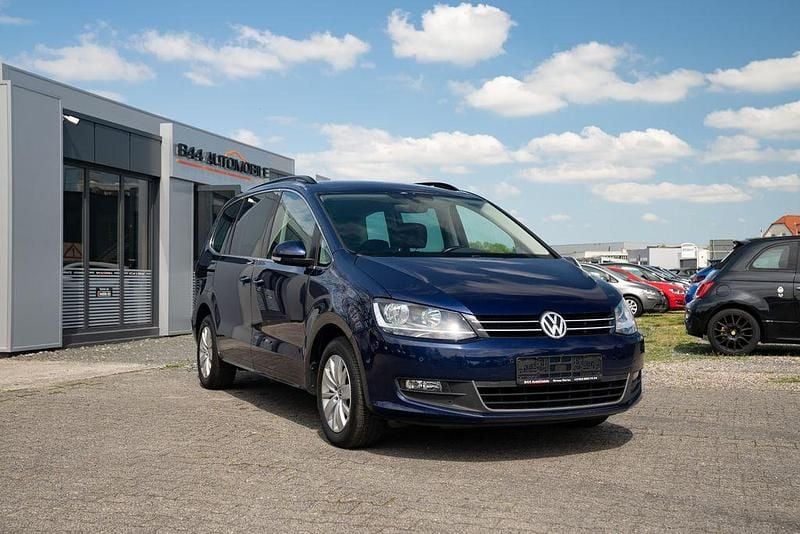 Blau Gebraucht 2017 VW Sharan Comfortline Van / Kleinbus | 16.590 € (Guter Preis) - Bild 1/4