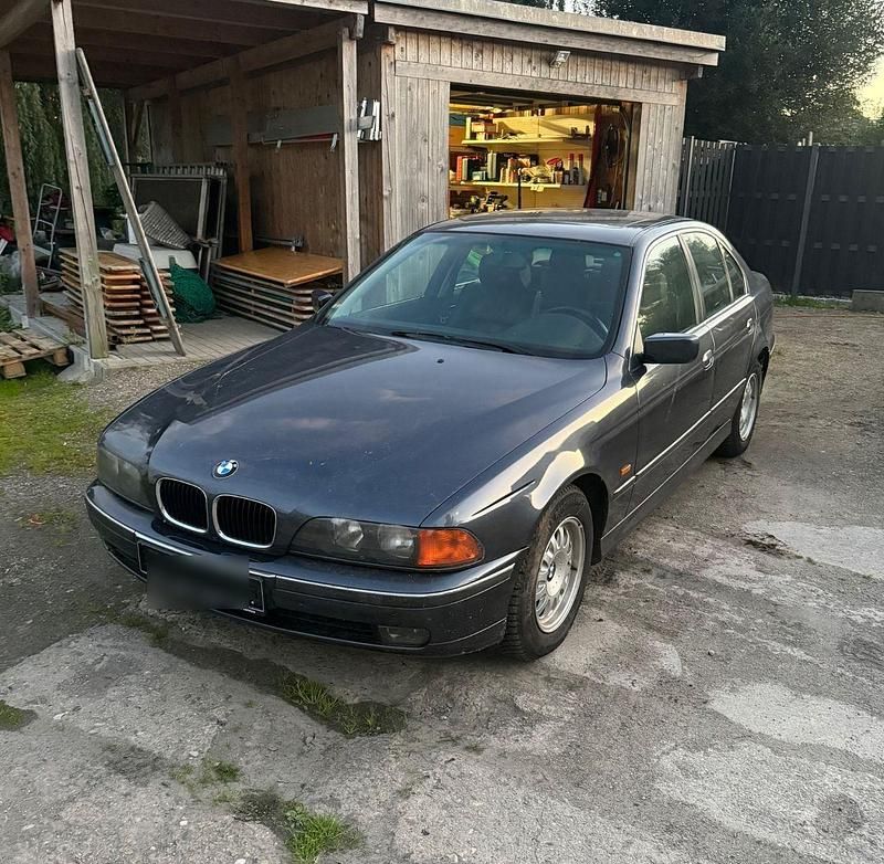Grau Gebraucht 1996 BMW 520 Limousine | 3.350 € (Guter Preis) - Bild 1/4