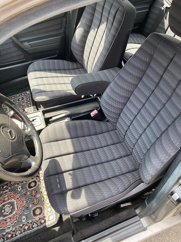 Gebraucht Mercedes 190 118 PS (86 kW) 1990 Grau Limousine