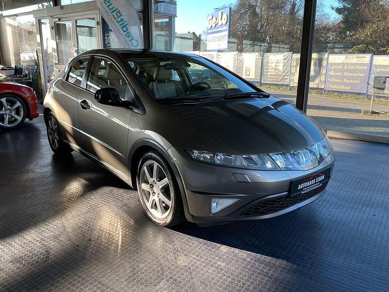 Grau Gebraucht 2007 Honda Civic Executive Limousine | 7.490 € (Etwas zu teuer) - Bild 1/4
