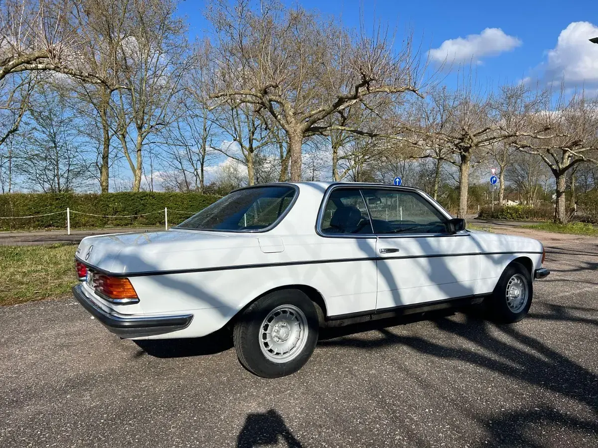 Gebraucht Mercedes 230 136 PS (100 kW) 1982 Weiß Coupé