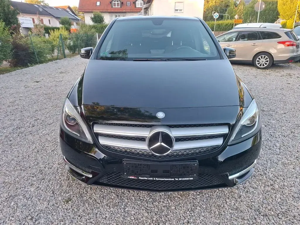 Gebraucht Mercedes B180 122 PS (89 kW) 2014 Schwarz Kleinwagen