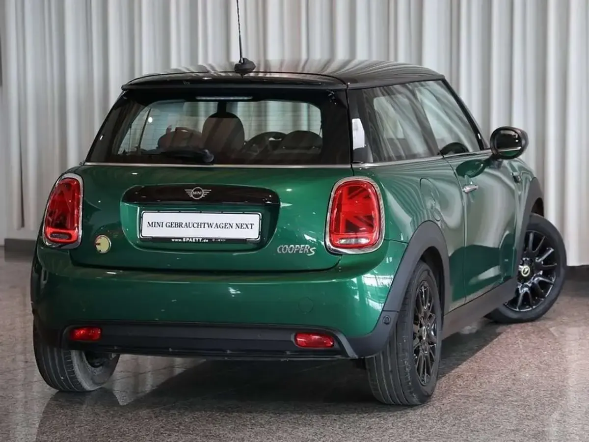 Gebraucht Mini Cooper SE Hatch 135 kW (184 PS) 2023 British racing green Kleinwagen