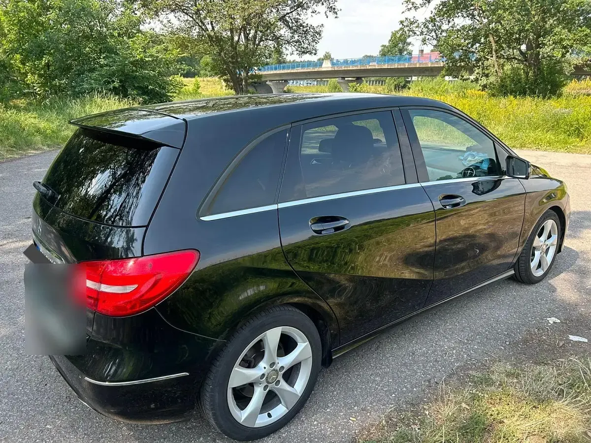 Gebraucht Mercedes B180 122 PS (89 kW) 2013 Schwarz Kleinwagen