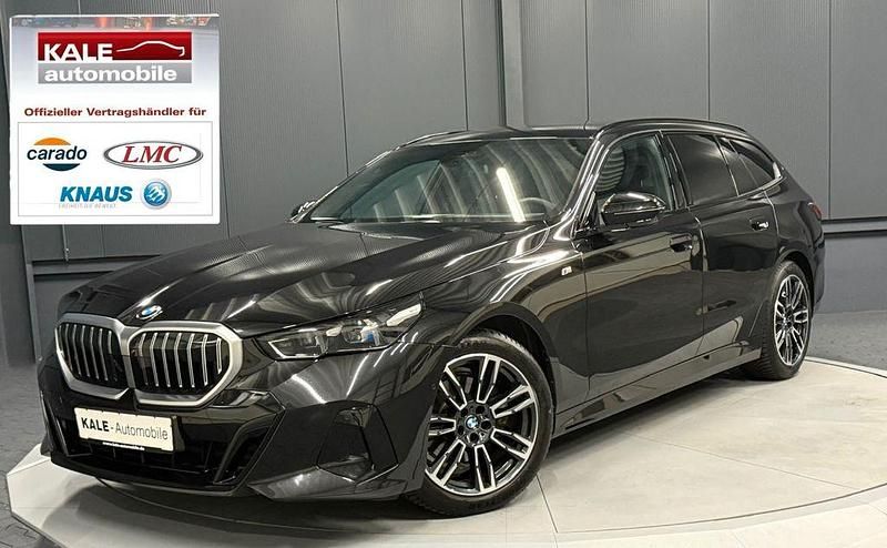 Black sapphire metallic Gebraucht 2024 BMW 520 M Sport Kombi | 52.890 € (Etwas zu teuer) - Bild 1/4