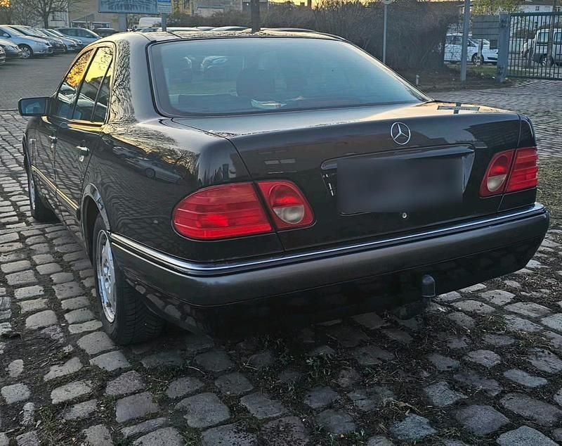 Gebraucht Mercedes E200 136 PS (100 kW) 1999 Schwarz Limousine