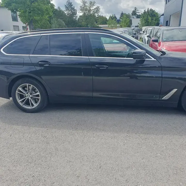 Gebraucht BMW 520 Performance 190 PS (139 kW) 2022 Saphirschwarz (metallic) Kombi