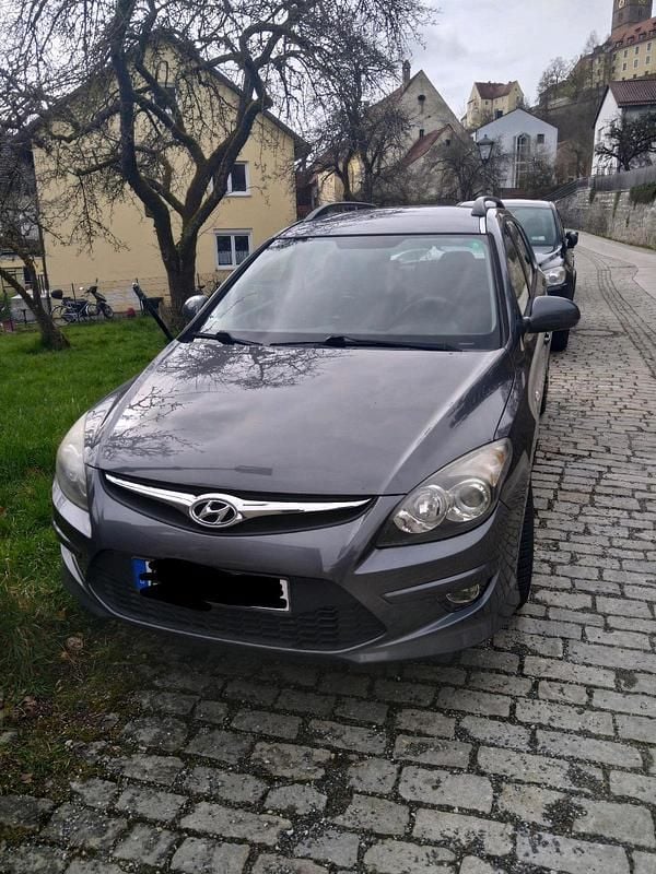 Gebraucht Hyundai i30 90 PS (66 kW) 2011 Grau Kombi