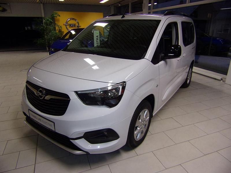 Gebraucht Opel Combo-e Life Ultimate 100 kW (136 PS) 2023 Weiß (kaolin weiß) Van / Kleinbus