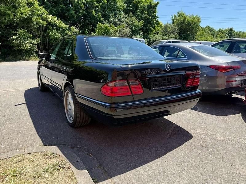 Gebraucht Mercedes E220 125 PS (91 kW) 1999 Schwarz Limousine