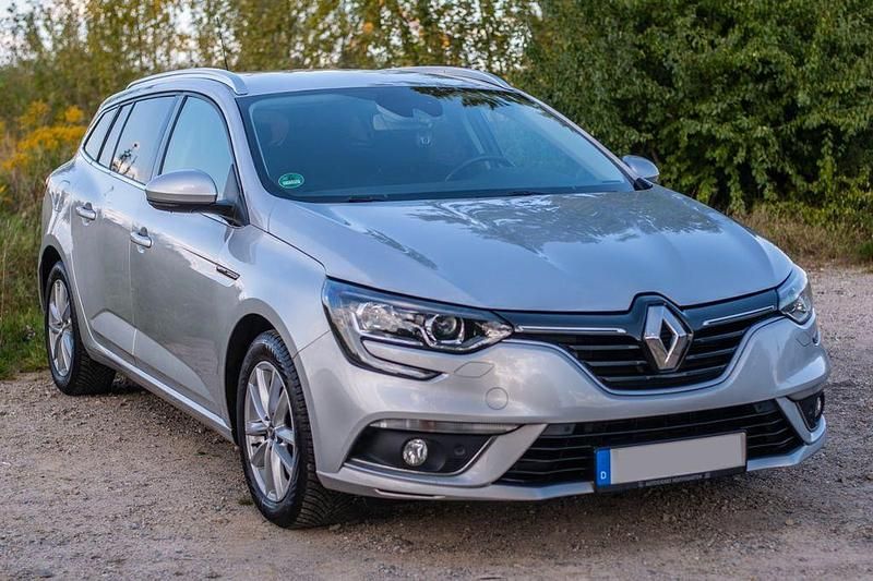 Silber Gebraucht 2017 Renault Mégane IV Intens Limousine | 10.900 € (Fairer Preis) - Bild 1/4