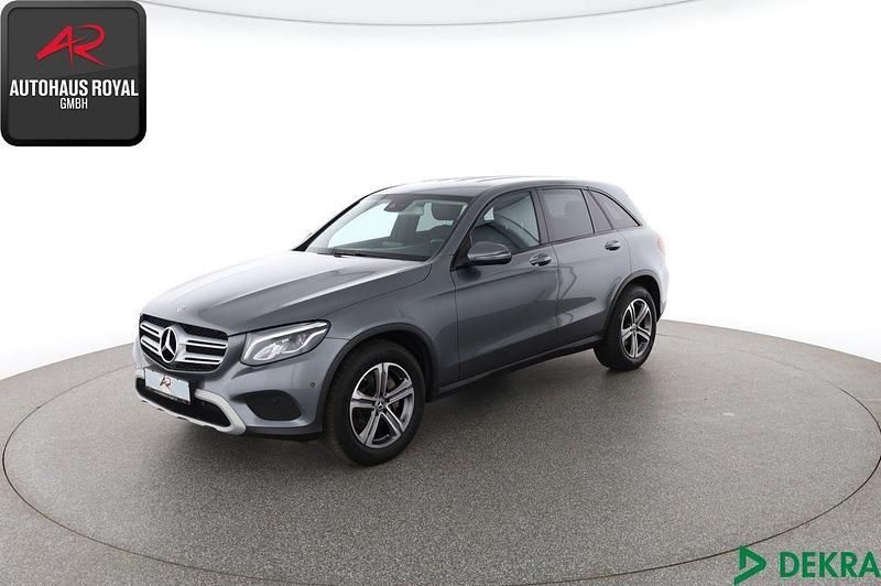 Grau (metallic) Gebraucht 2018 Mercedes GLC300 SUV | 26.880 € (Superpreis) - Bild 1/4