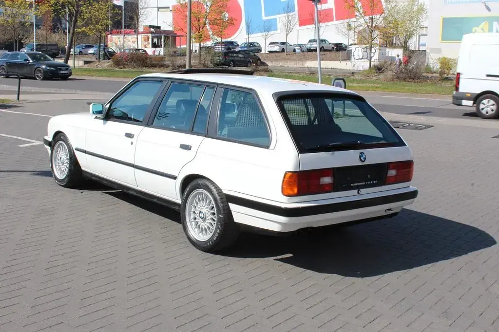 Brugt BMW 325 Shadowline 190 HK (139 kW) 1989 Hvid Stationcar
