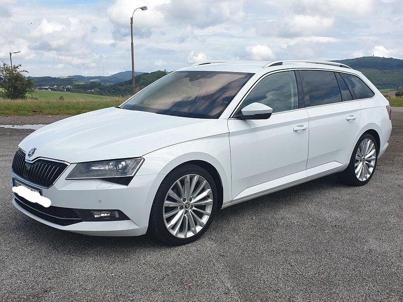 Weiß Gebraucht 2016 Skoda Superb Ambition Kombi | 14.000 € (Fairer Preis) - Bild 1/4
