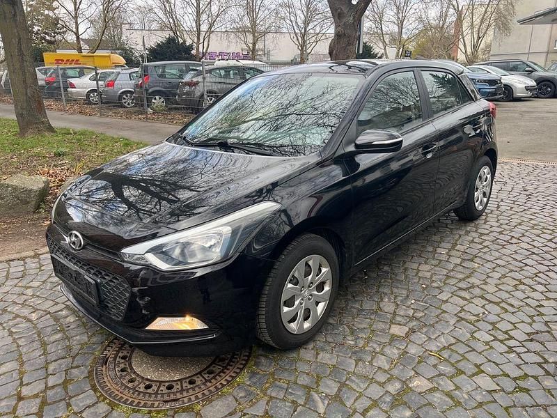 Gebraucht Hyundai i20 Classic 75 PS (55 kW) 2015 Schwarz Limousine