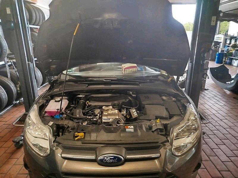 Gebraucht Ford Focus 125 PS (91 kW) 2014 Grau Kombi