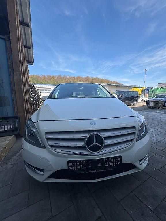 Gebraucht Mercedes B180 122 PS (89 kW) 2012 Weiß Van / Kleinbus