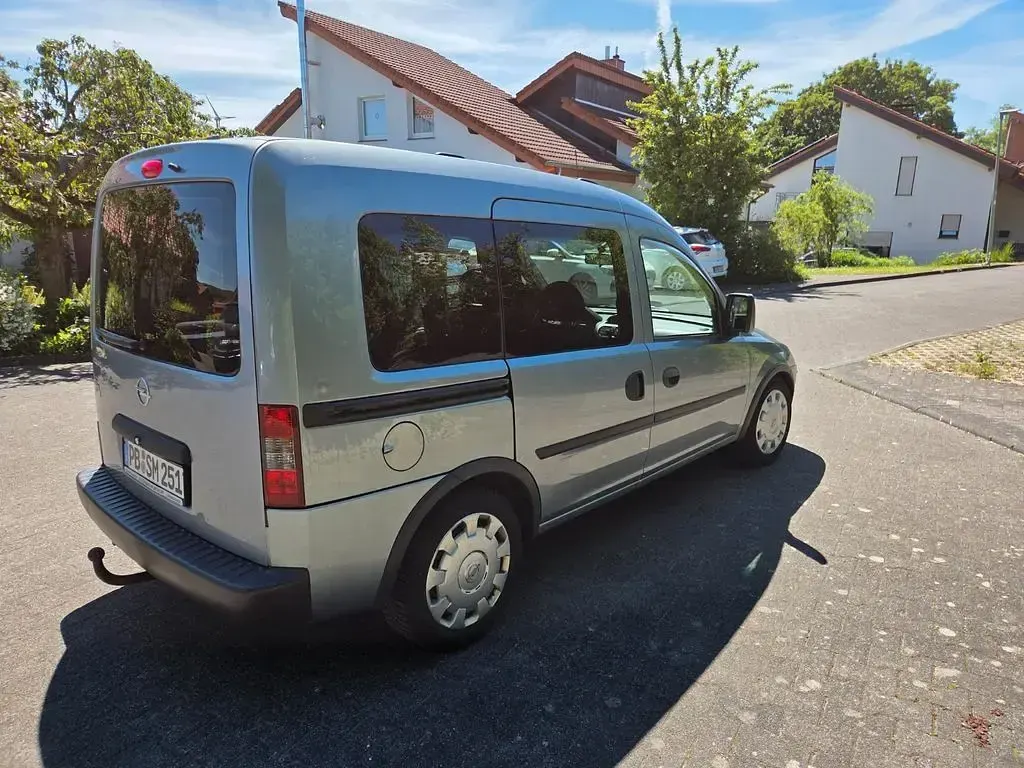 Gebraucht Opel Combo 90 PS (66 kW) 2011 Silber Van / Kleinbus