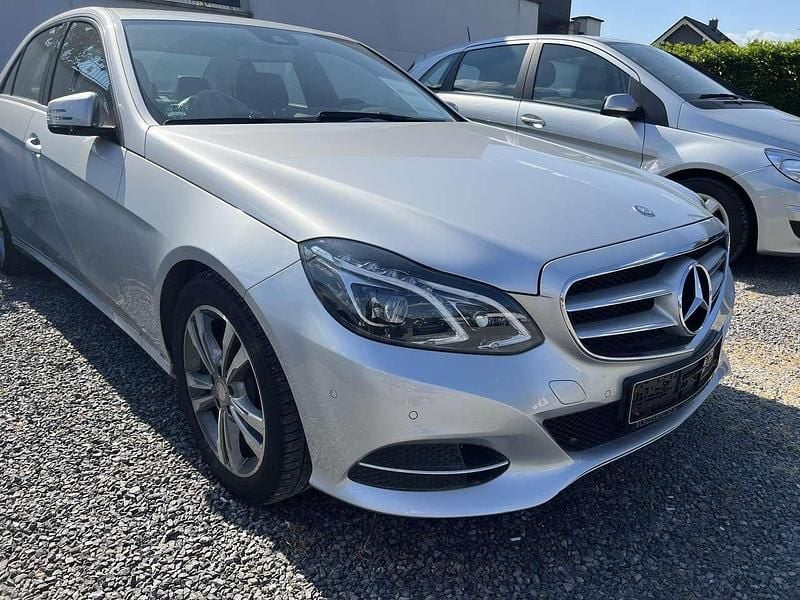 Iridiumsilber metalliclack Gebraucht 2015 Mercedes E250 Limousine | 24.480 € (Fairer Preis) - Bild 1/4