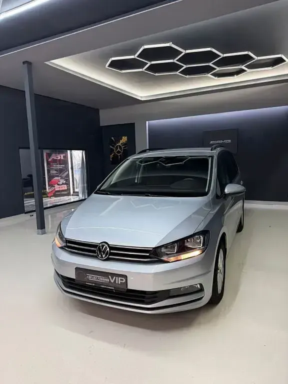 Gebraucht VW Touran 150 PS (110 kW) 2023 Silber Van / Kleinbus