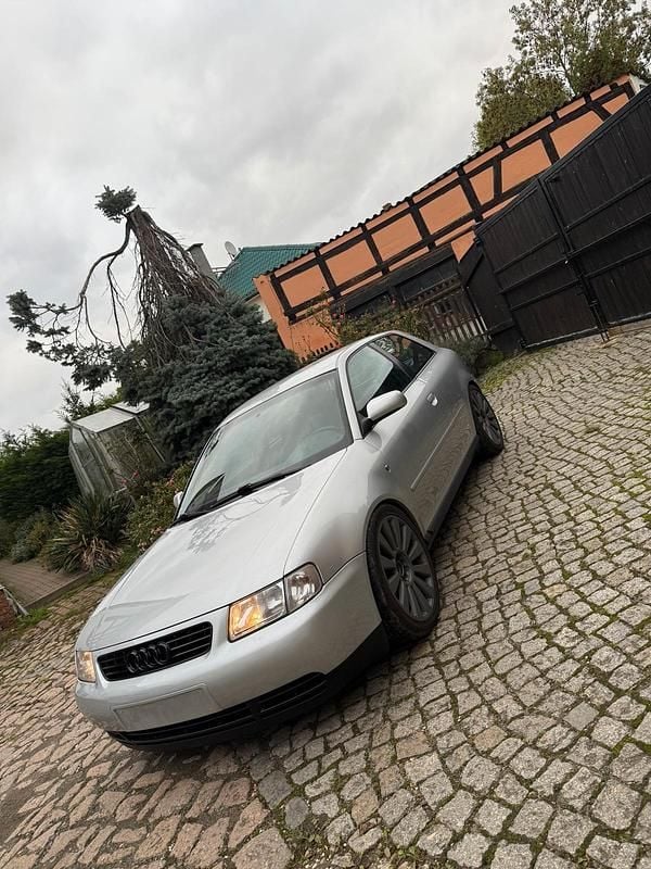 Silber Gebraucht 1999 Audi A3 Design Kleinwagen | 1.700 € (Guter Preis) - Bild 1/4