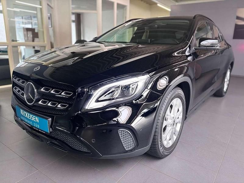 Nachtschwarz Gebraucht 2018 Mercedes 220 Coupé | 21.490 € (Guter Preis) - Bild 1/4
