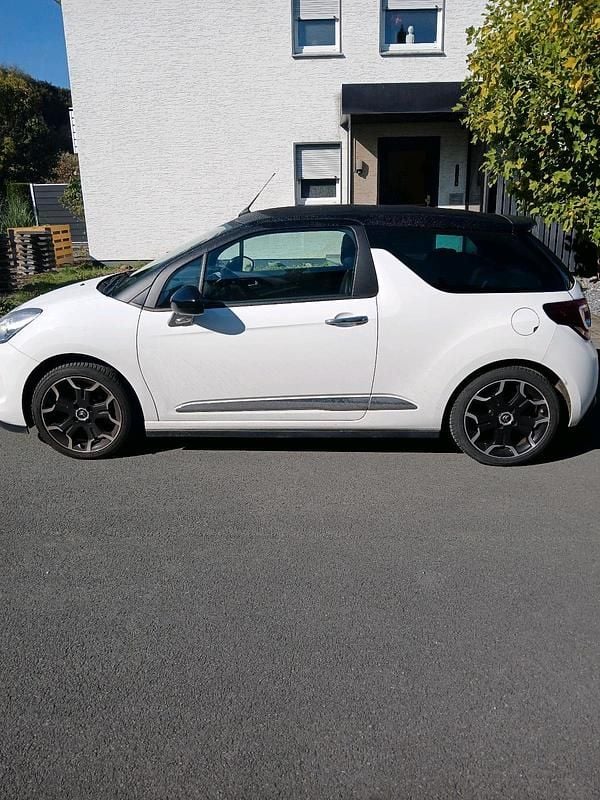 Weiß Gebraucht 2013 Citroën DS3 Cabriolet So Chic Cabrio | 7.149 € (Fairer Preis) - Bild 1/4
